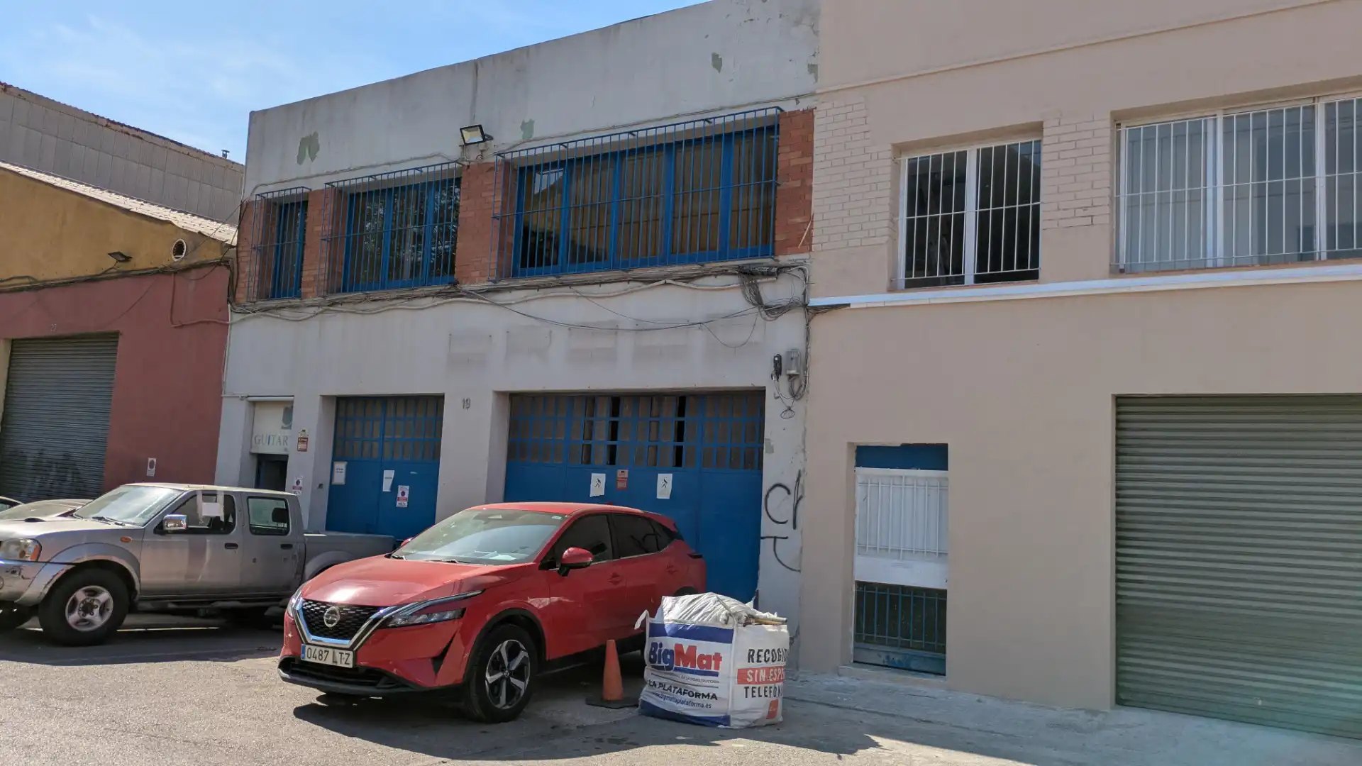 Außenansicht von Fabrikhallen zum Verkauf in Barcelona mit Alarm