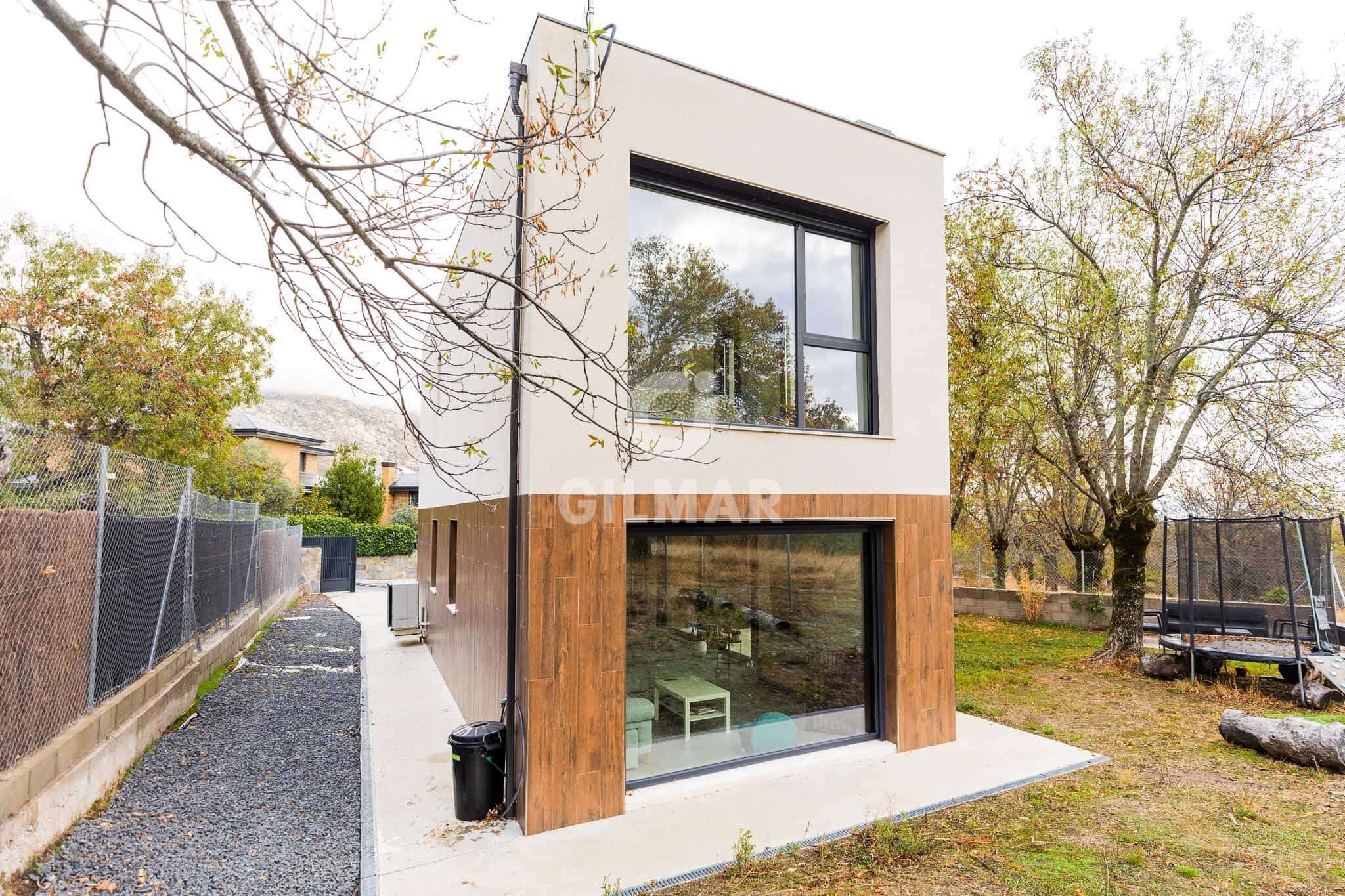 Vista exterior de Casa o xalet en venda en El Boalo - Cerceda – Mataelpino amb Calefacció i Jardí privat