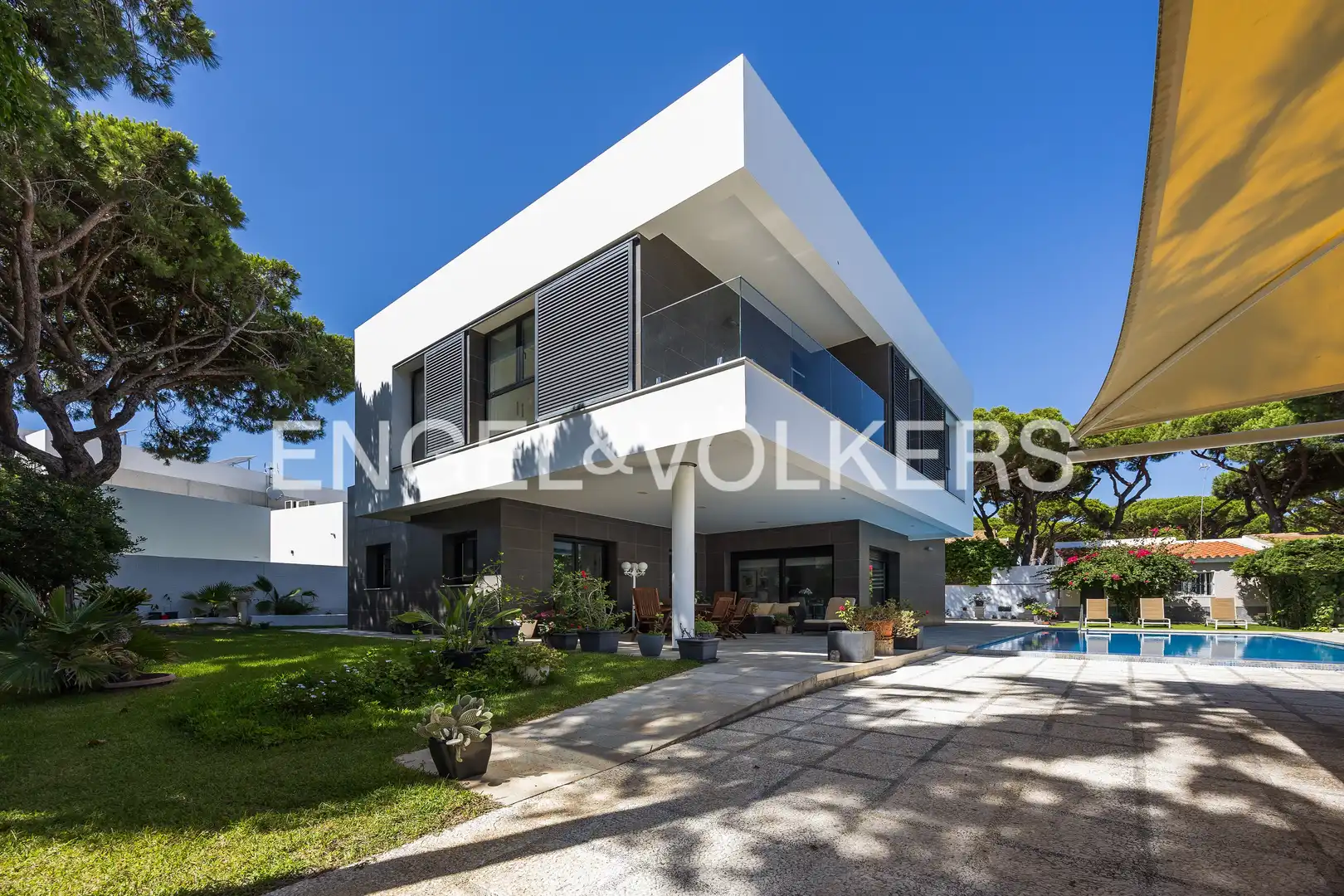 Vista exterior de Casa o xalet en venda en Chiclana de la Frontera amb Aire condicionat, Calefacció i Jardí privat