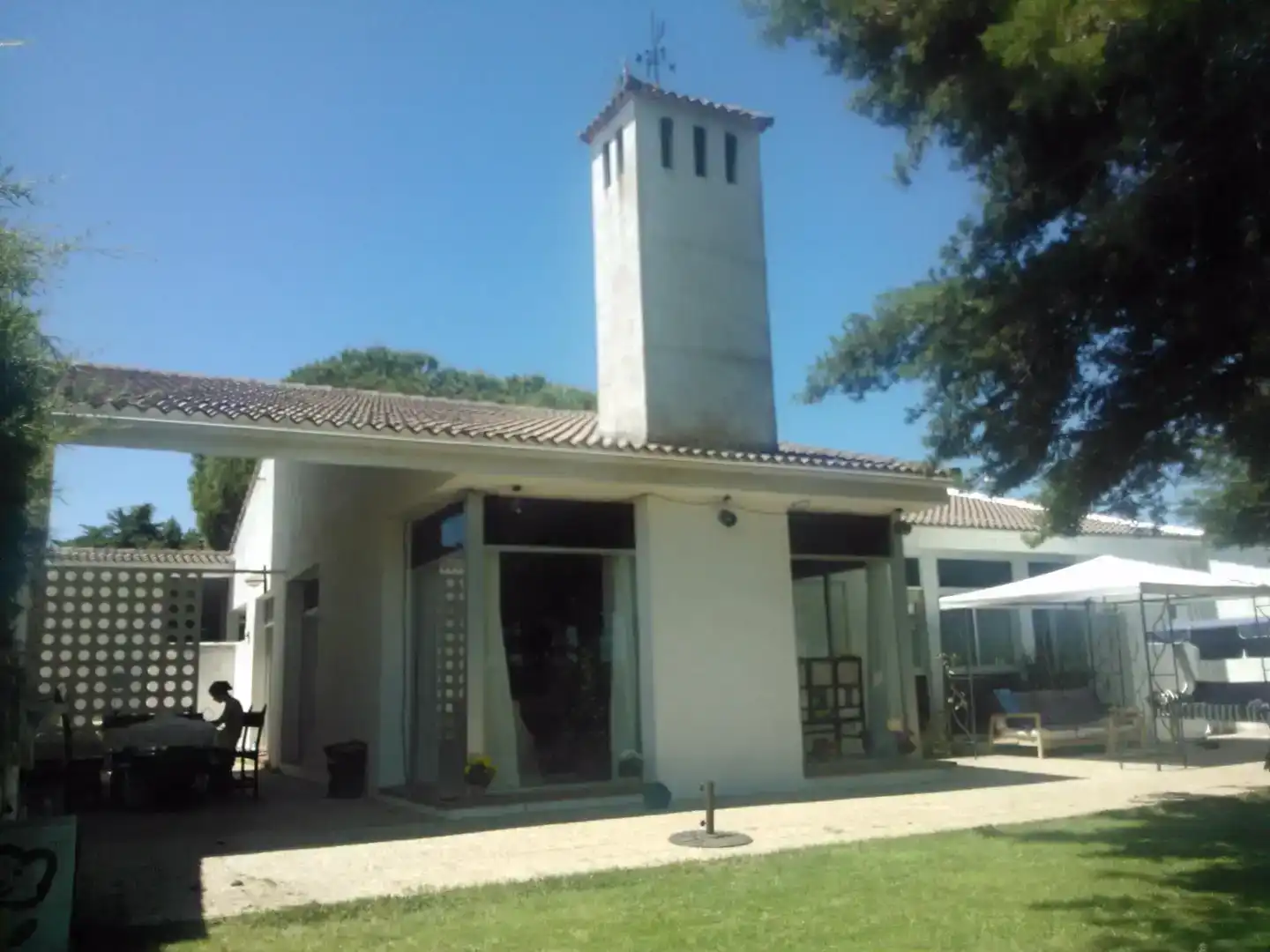 Vista exterior de Casa o xalet en venda en Valdecaballeros amb Aire condicionat i Piscina