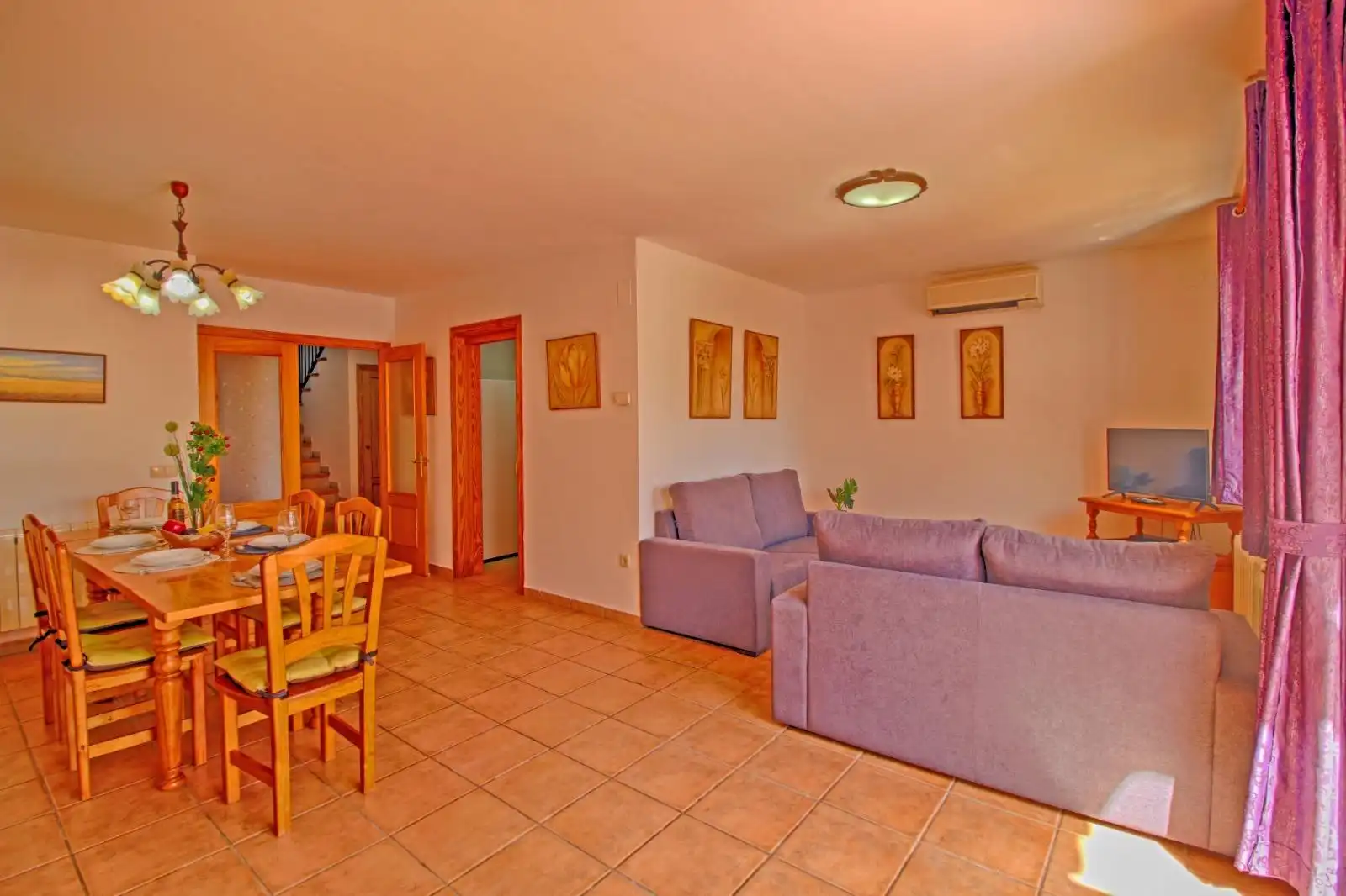 Sala d'estar de Casa adosada en venda en Calpe / Calp amb Aire condicionat, Calefacció i Jardí privat