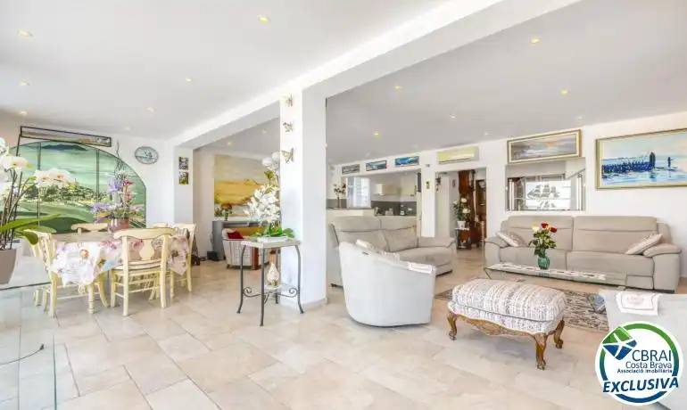 Sala d'estar de Finca rústica en venda en Roses amb Calefacció, Jardí privat i Traster