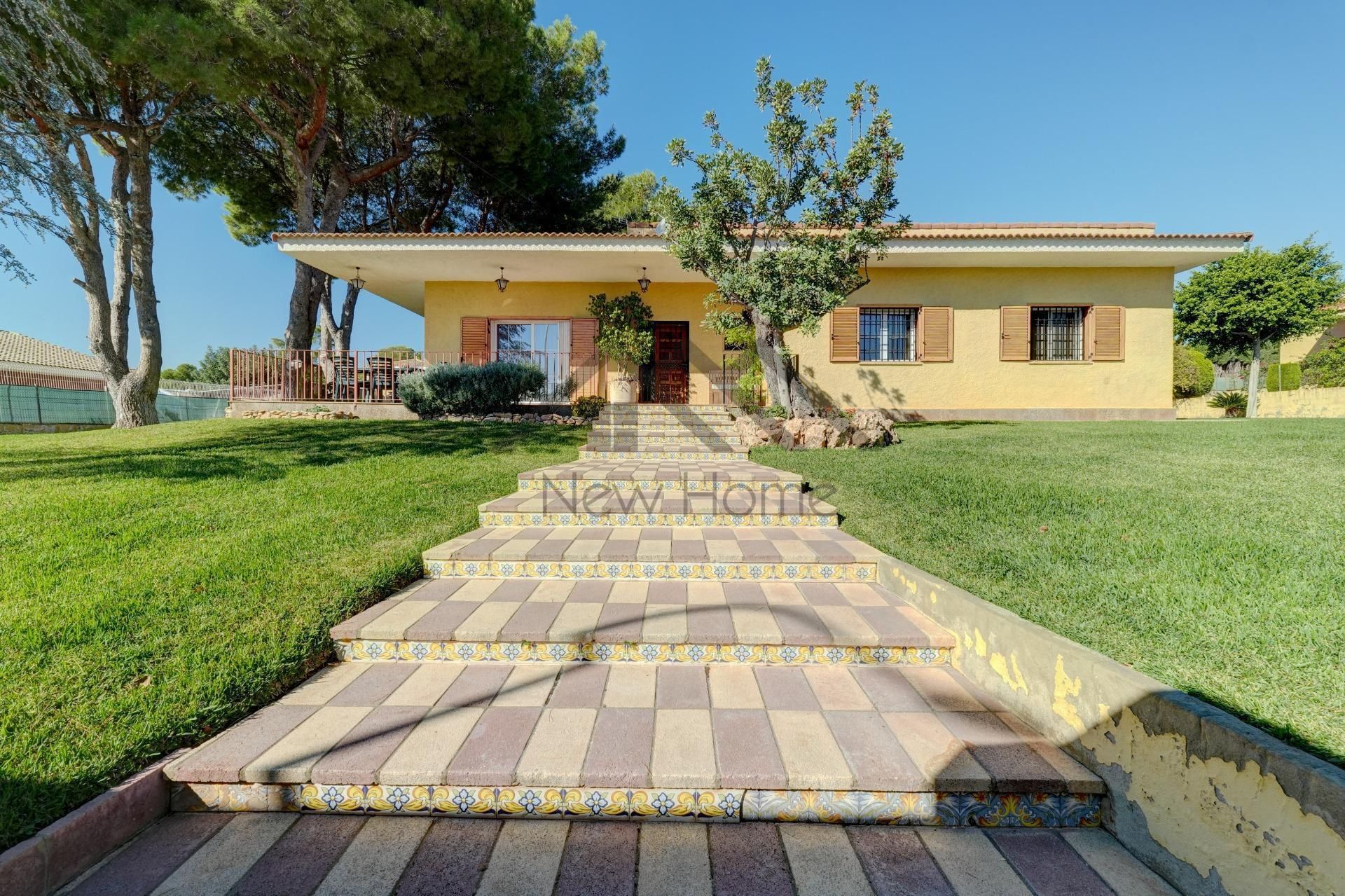 Vista exterior de Casa o xalet en venda en La Pobla de Vallbona amb Jardí privat, Terrassa i Traster