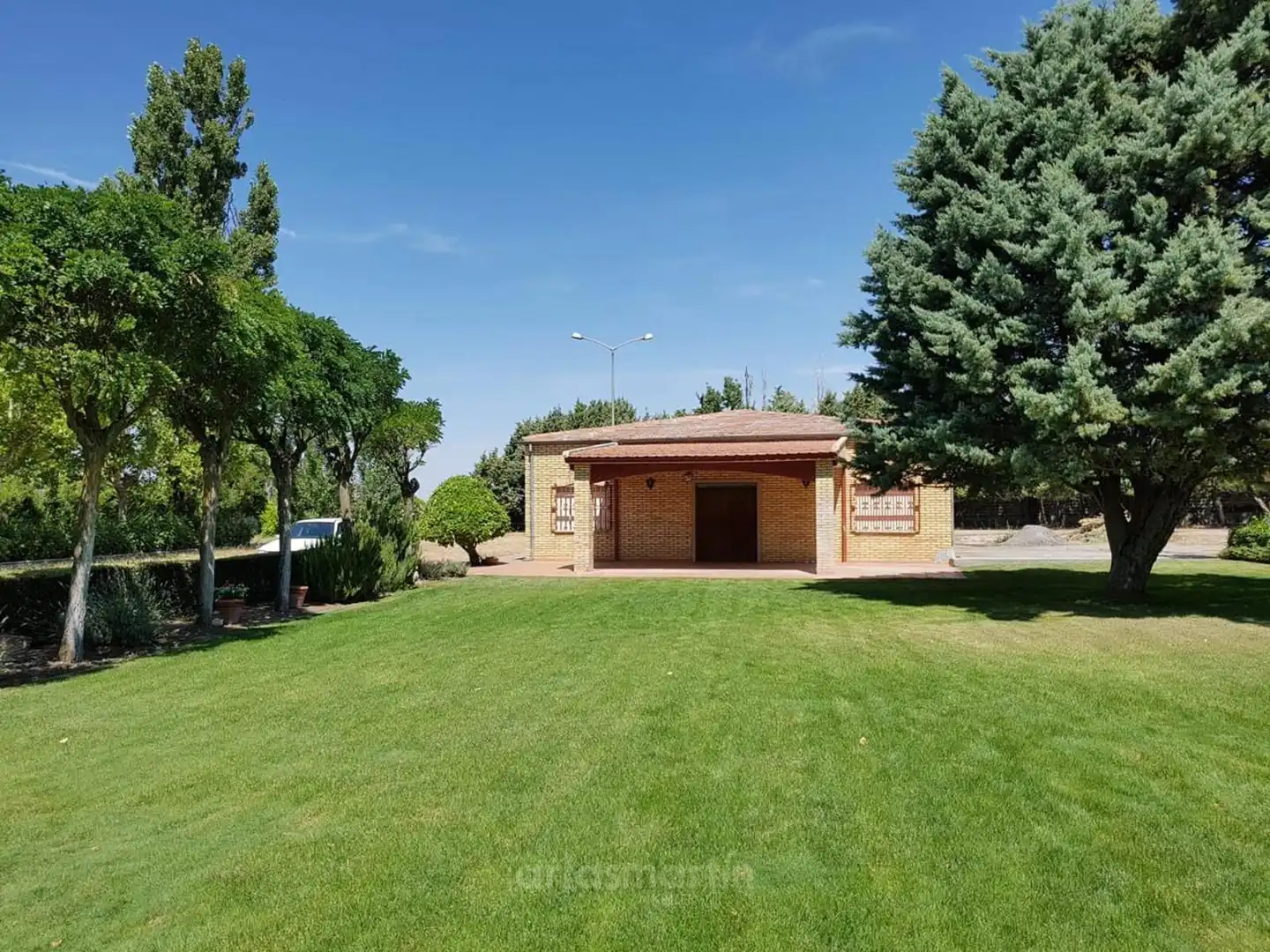 Vista exterior de Casa o xalet en venda en Salamanca amb Jardí privat, Terrassa i Piscina