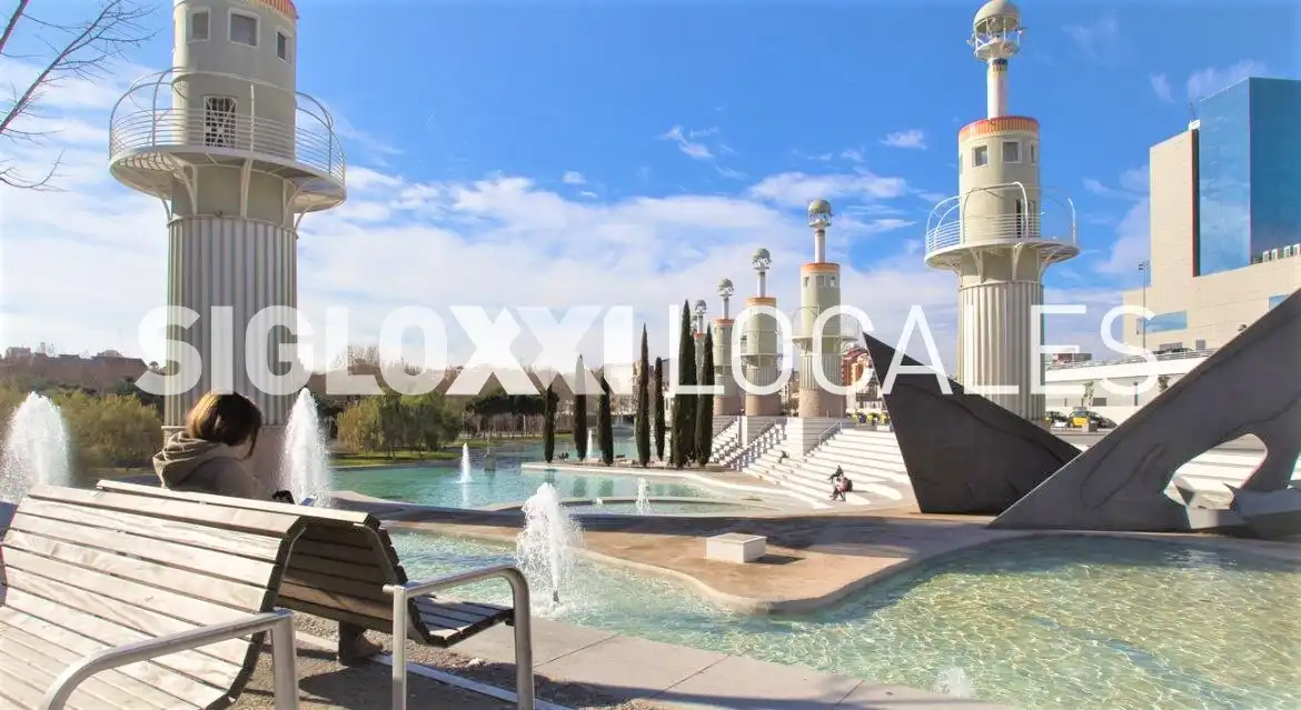 Exterior view of Commercial properties for rent in  Barcelona Capital  with Air Conditioner