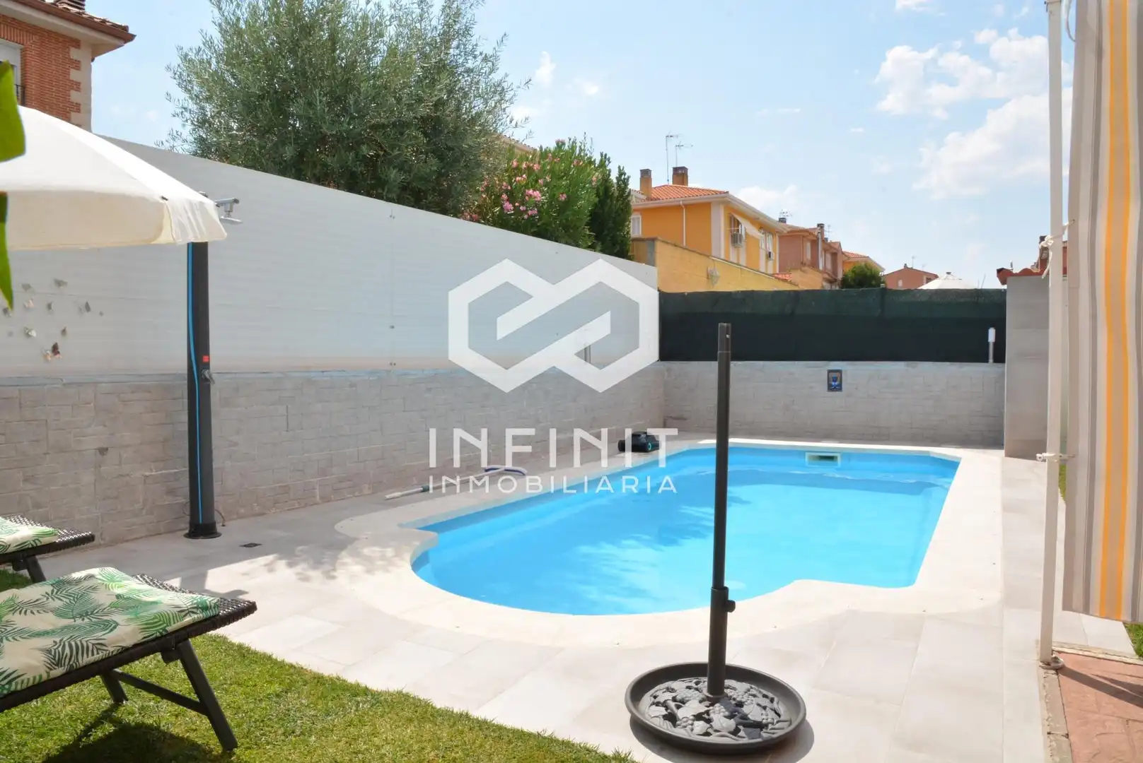 Piscina de Casa adosada en venda en Torrejón del Rey amb Calefacció, Jardí privat i Terrassa