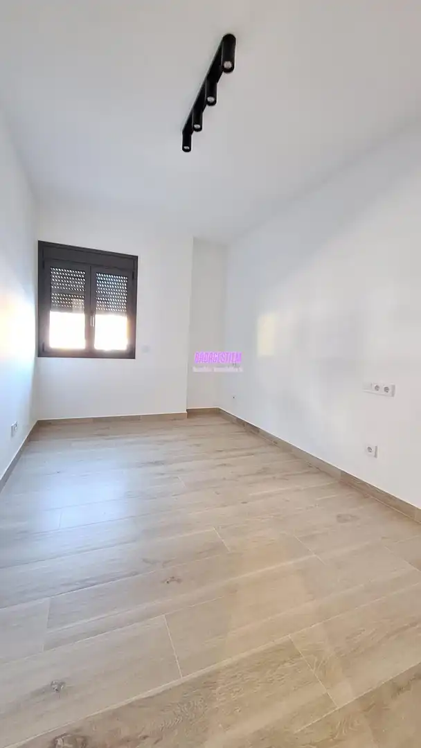 Schlafzimmer von Erdgeschoss zum Verkauf in Badalona mit Klimaanlage
