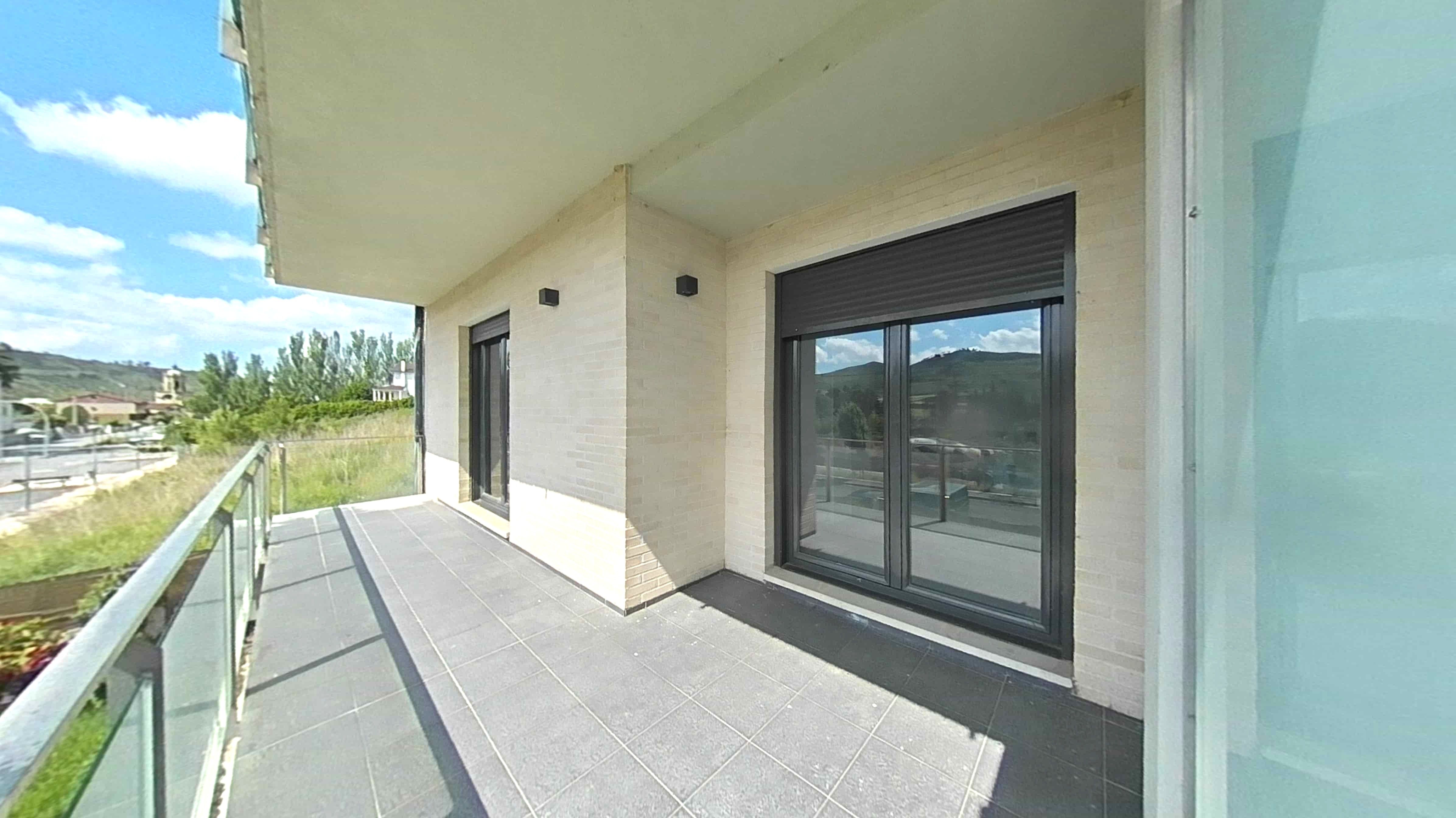 Vista exterior de Pis en venda en Puente la Reina / Gares amb Calefacció, Jardí privat i Terrassa