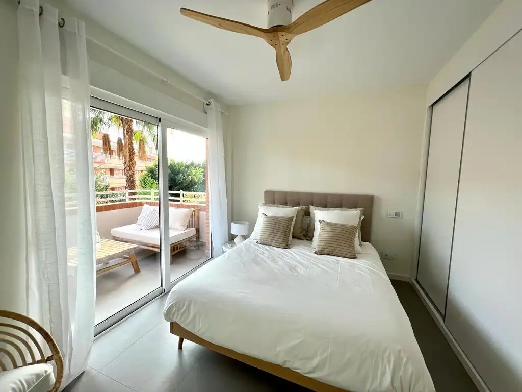 Habitación de Apartamento en venta en L'Alfàs del Pi con Aire acondicionado, Calefacción y Jardín privado