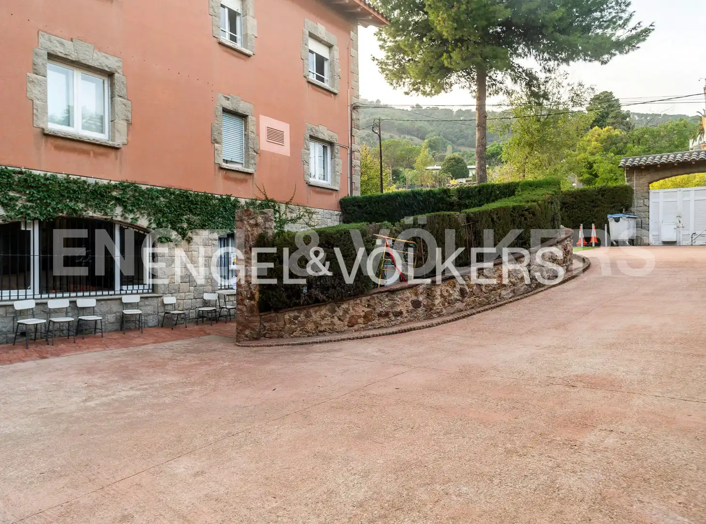 Vista exterior de Casa o xalet en venda en Barcelona amb Calefacció, Jardí privat i Terrassa