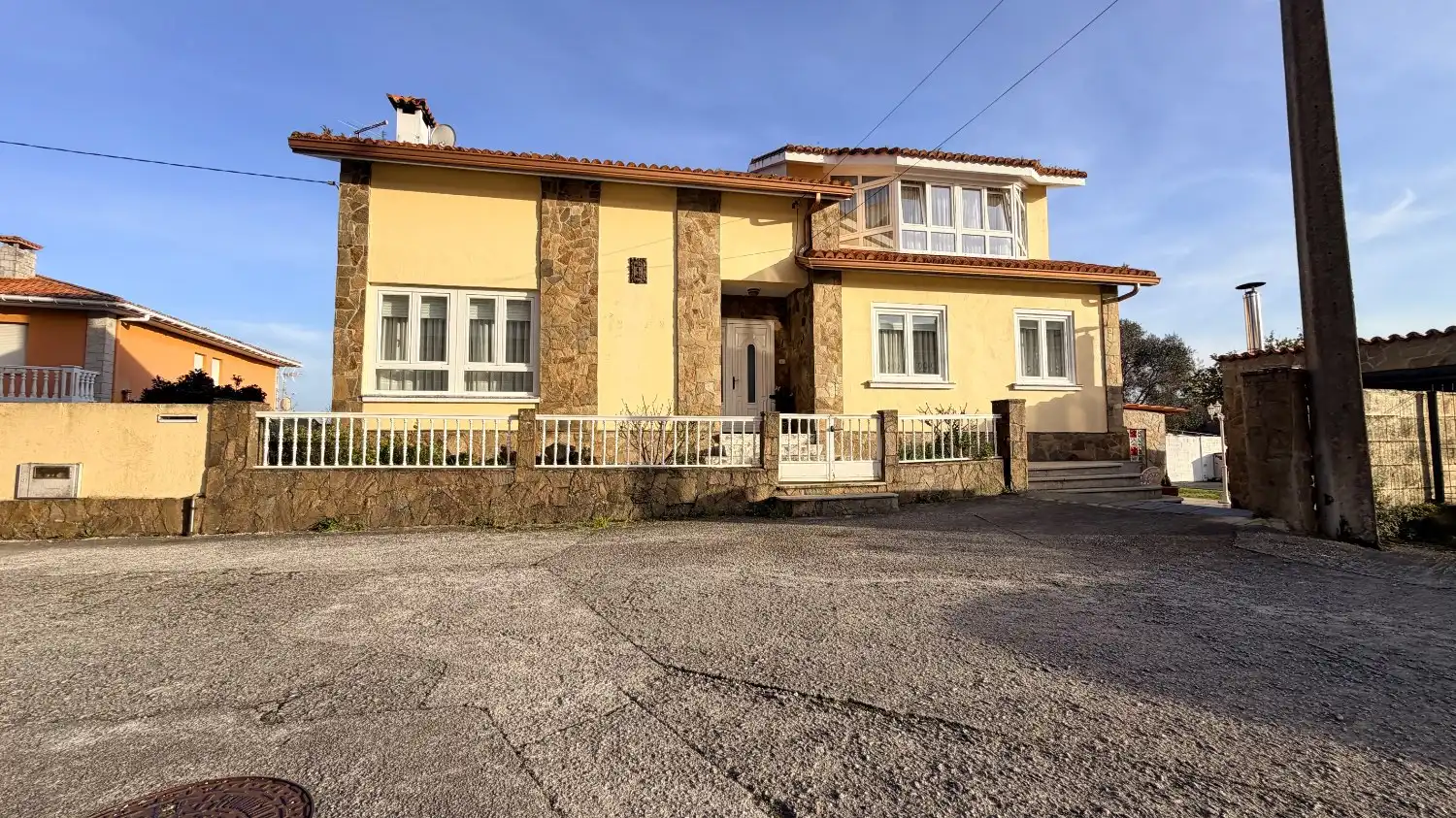 Vista exterior de Casa o xalet en venda en Mugardos amb Calefacció, Terrassa i Traster