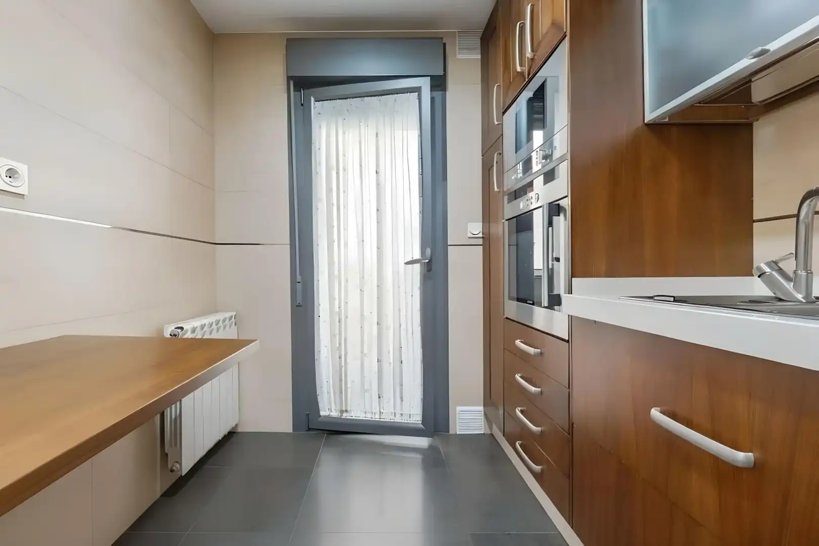 Küche von Wohnung zum Verkauf in Granada mit Heizung, Privatgarten und Balkon