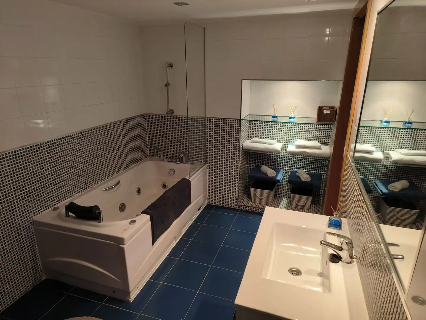 Bathroom of Flat for rent in Castro-Urdiales  with Heating, Furnished and Balcony