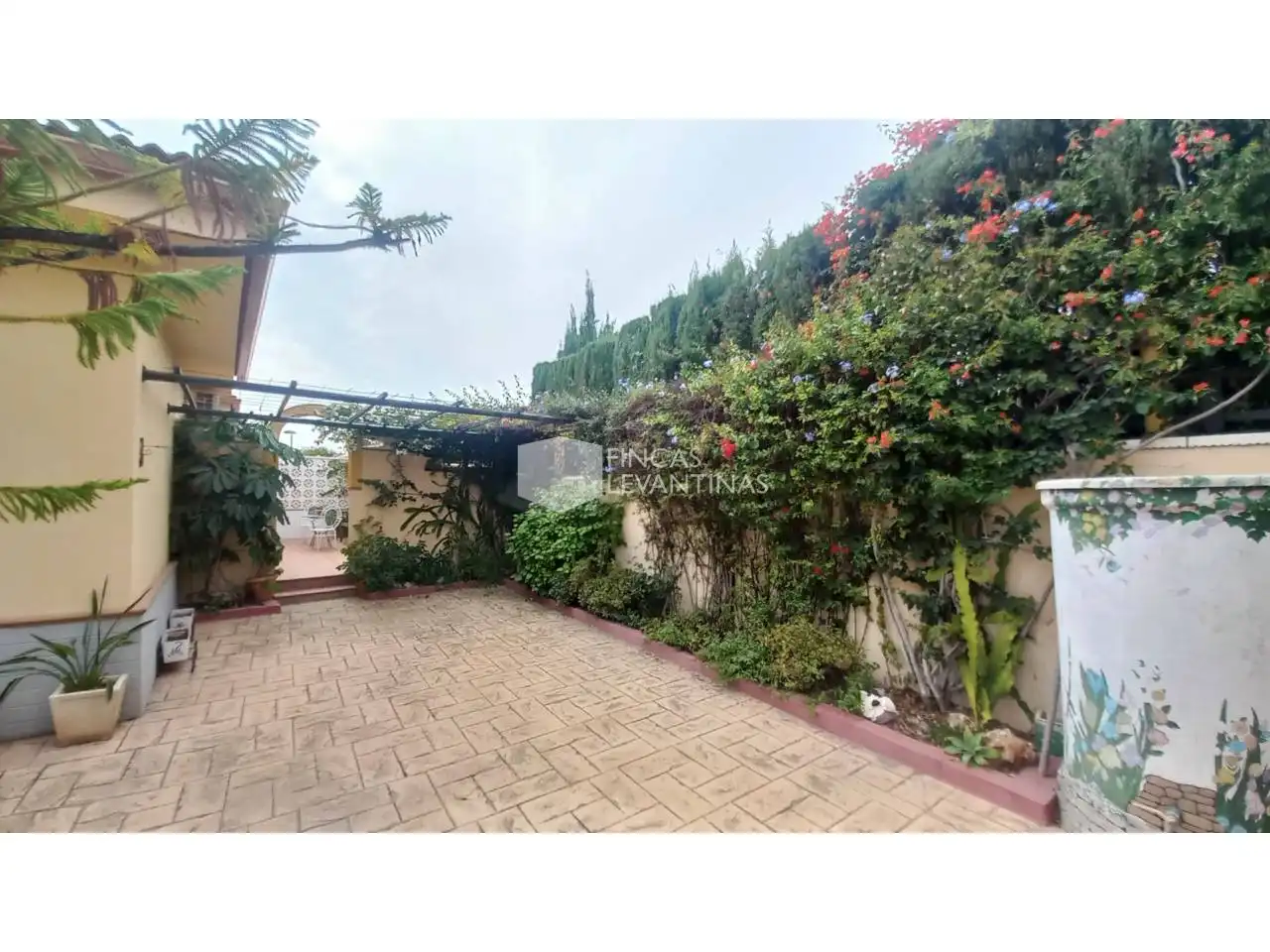 Vista exterior de Casa o xalet en venda en San Vicente del Raspeig / Sant Vicent del Raspeig amb Aire condicionat, Jardí privat i Terrassa