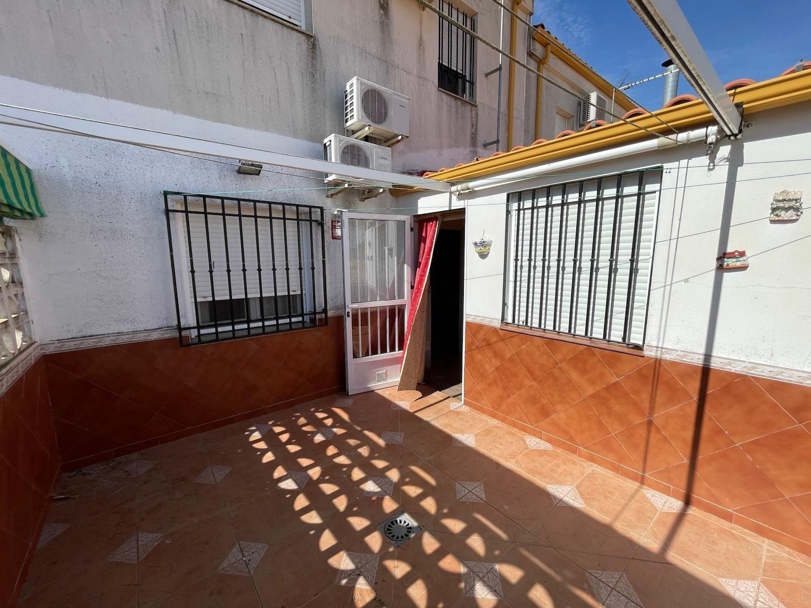 Vista exterior de Casa adosada en venta en Sierra de Fuentes con Aire acondicionado, Calefacción y Trastero