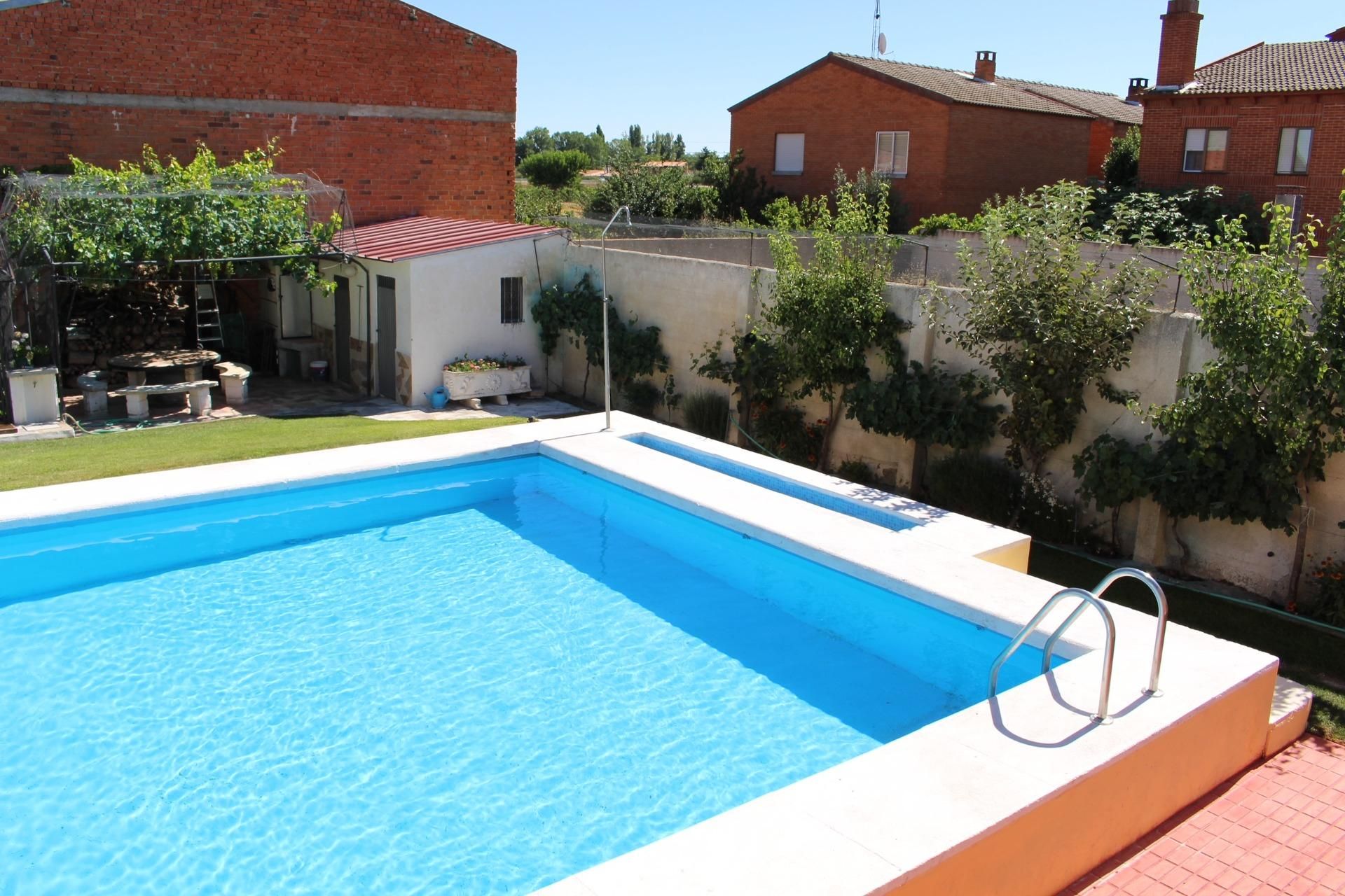 Piscina de Casa o xalet en venda en Laguna de Duero amb Calefacció, Jardí privat i Terrassa