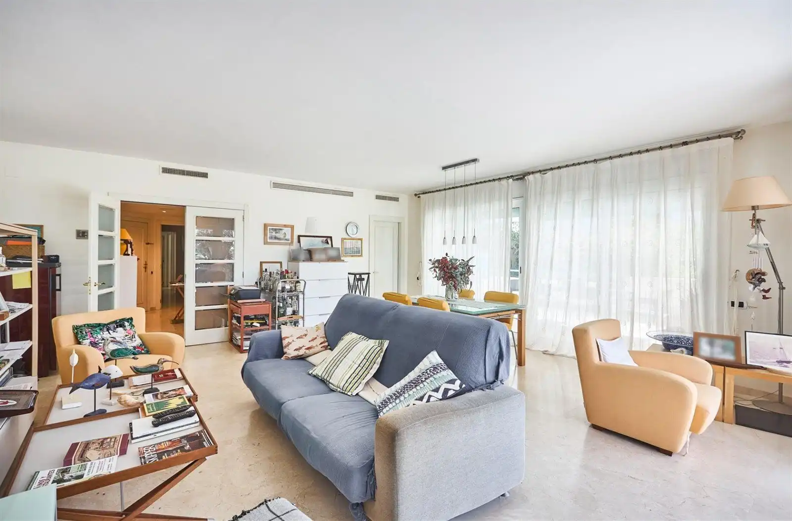 Sala de estar de Piso en venta en Sitges con Calefacción, Terraza y Piscina