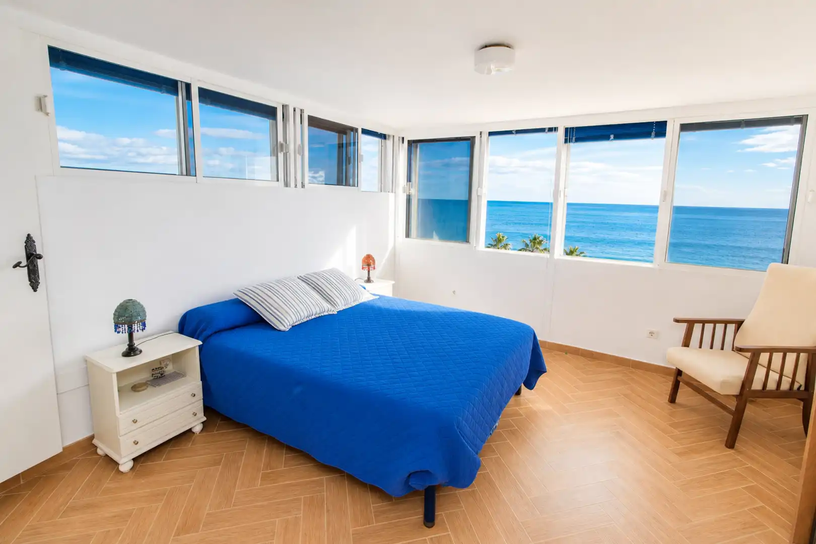 Schlafzimmer von Dachboden zum Verkauf in Manilva mit Klimaanlage, Terrasse und Schwimmbad