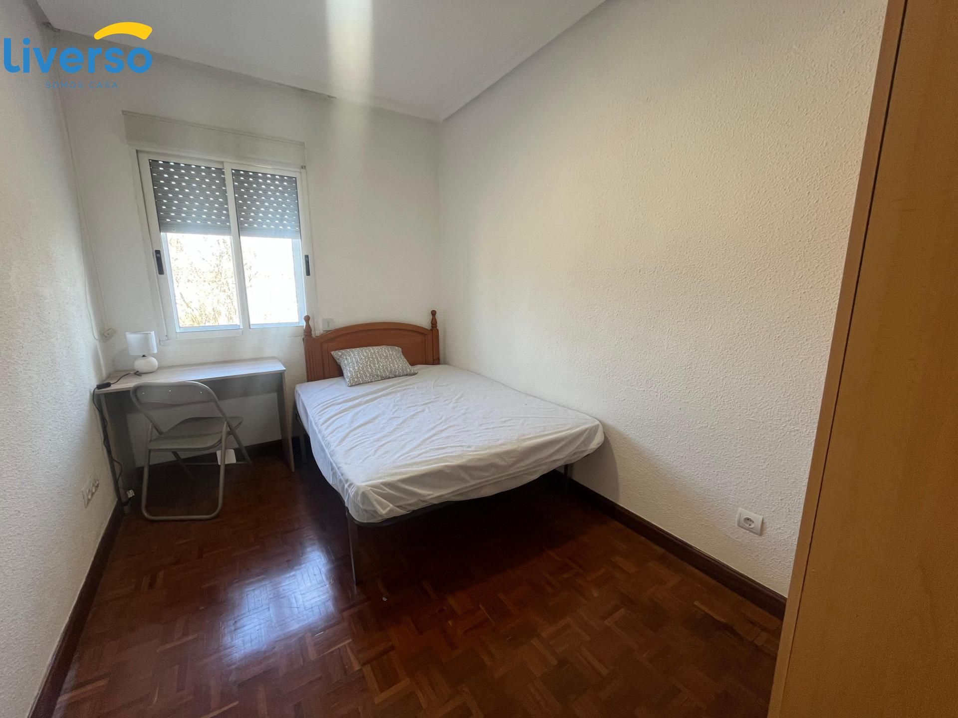 Bedroom of Flat for share in Burgos Capital  with Heating, Terrace and Balcony