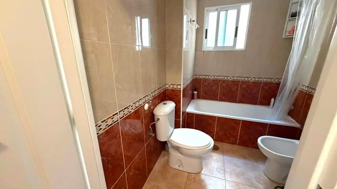 Baño de Apartamento en venta en Torrevieja con Aire acondicionado y Amueblado