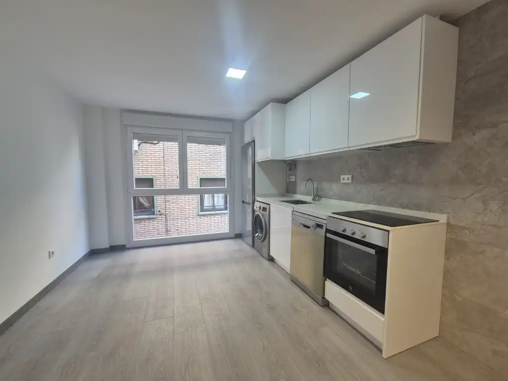 Kitchen of Flat for sale in Zaragoza  with Air Conditioner, Oven and Washing machine