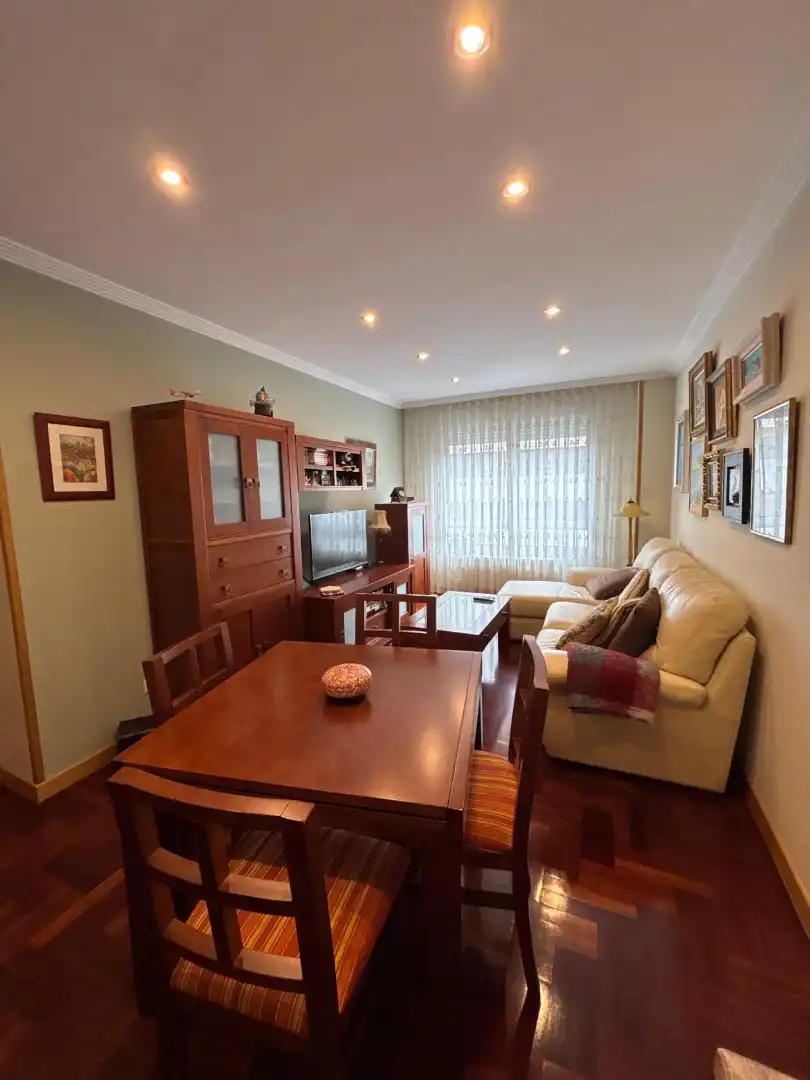 Sala de estar de Piso en venta en Oviedo  con Calefacción, Parquet y Trastero