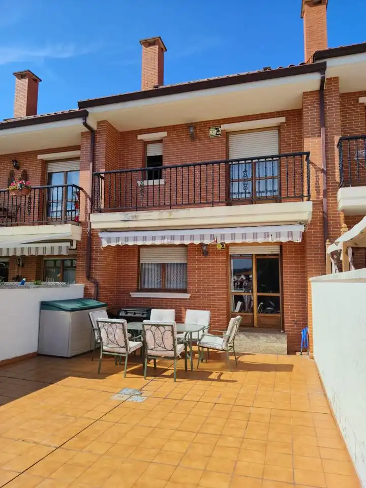Terraced house with terrace for sale in Calle de Montecerredo 11, imagen 2