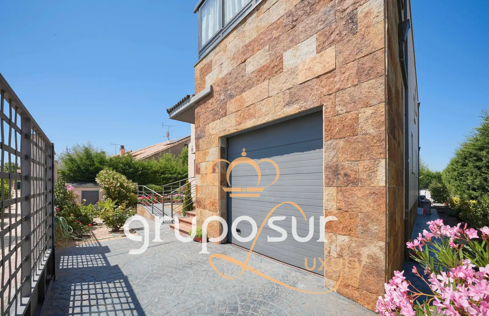 Vista exterior de Casa o chalet en venta en Aldeamayor de San Martín con Calefacción, Jardín privado y Terraza