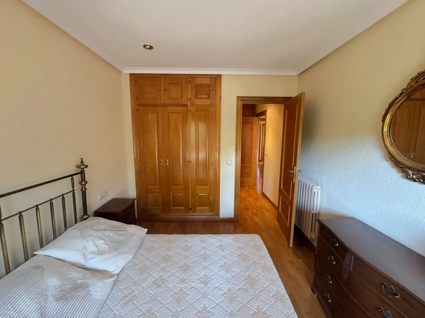 Dormitori de Pis de lloguer en León Capital  amb Calefacció, Parquet i Terrassa