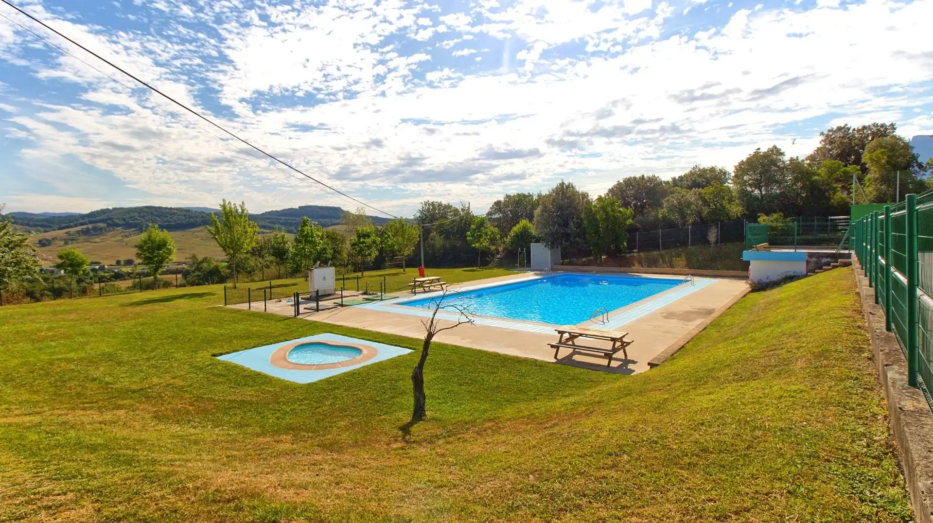 Schwimmbecken von Haus oder Chalet zum Verkauf in Valle de Mena mit Heizung, Privatgarten und Terrasse