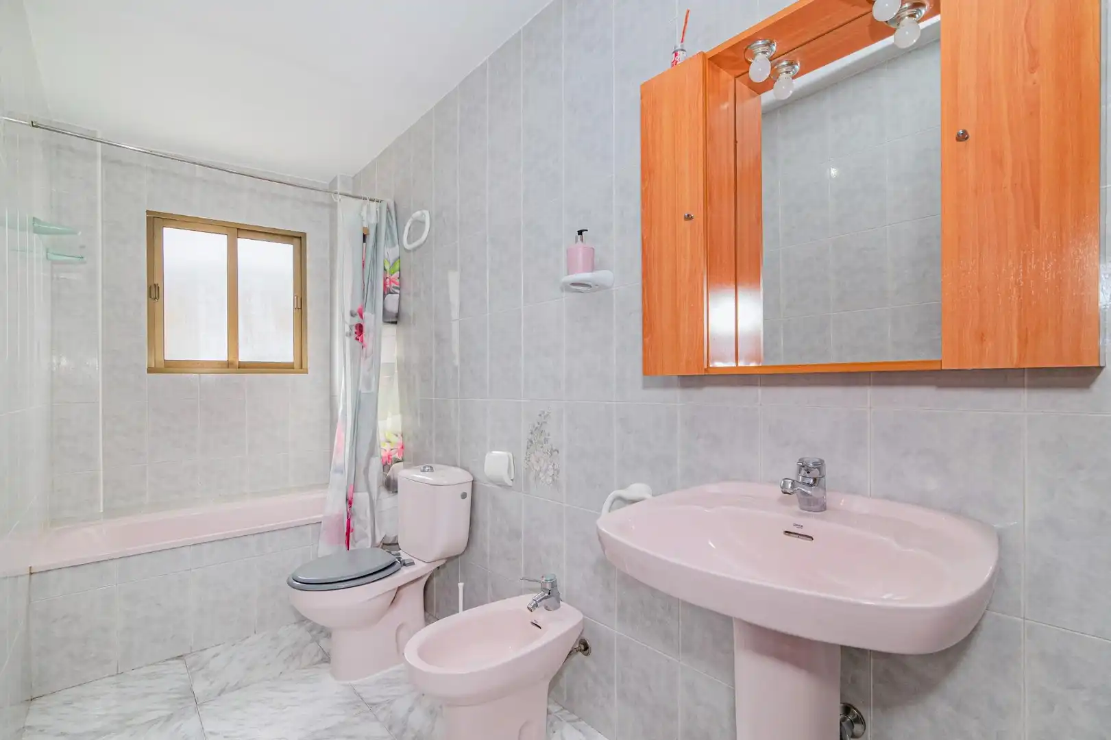 Baño de Piso en venta en Loja con Amueblado y Balcón