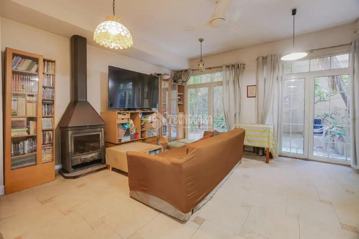 Sala de estar de Casa adosada en venta en Rubí con Aire acondicionado, Calefacción y Amueblado