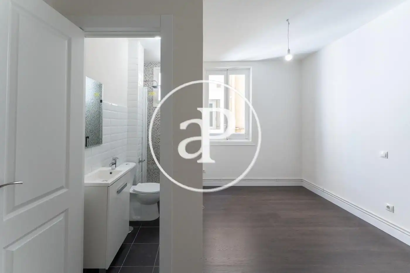 Bathroom of Flat for rent in Madrid  with Air Conditioner, Heating and Balcony