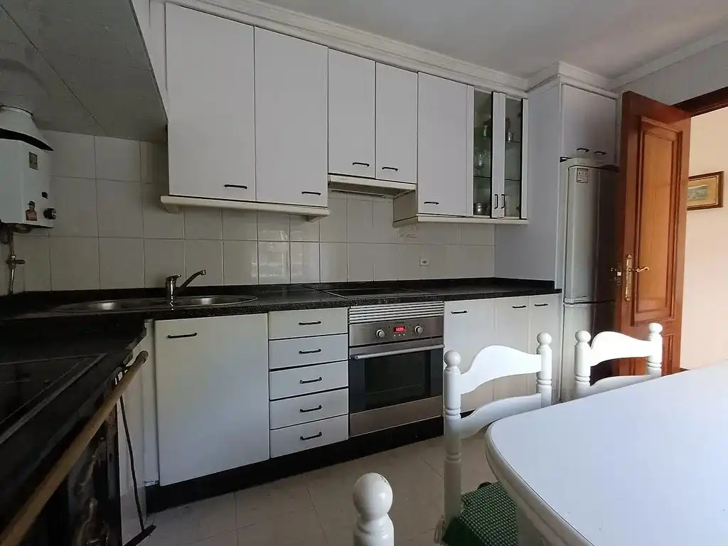 Cuina de Casa o xalet en venda en Mondariz amb Calefacció, Jardí privat i Parquet