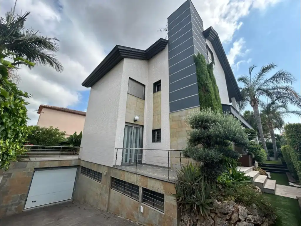 Vista exterior de Casa o xalet en venda en Gandia amb Aire condicionat, Jardí privat i Terrassa