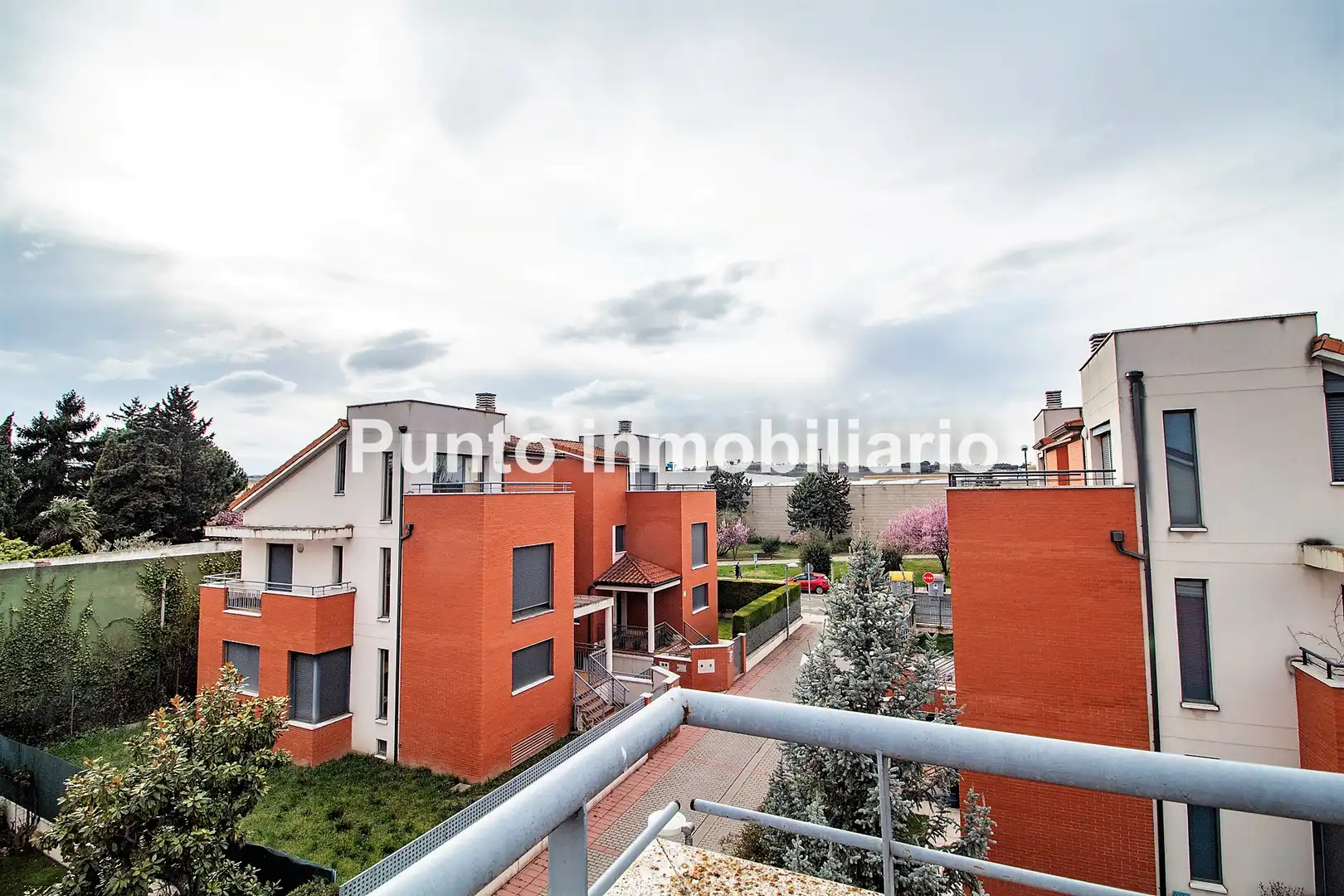 Exterior view of Houses for sale in Valladolid  with Heating, Private garden and Parquet flooring