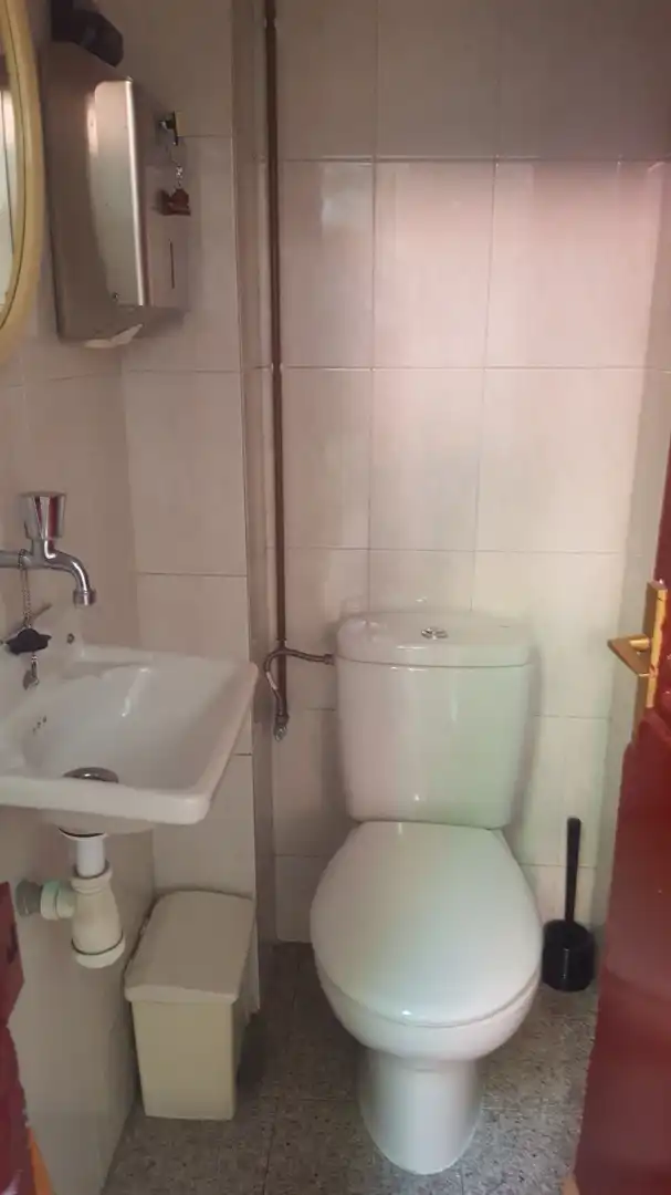 Bany de Local de lloguer en Badalona amb Aire condicionat, Calefacció i Parquet
