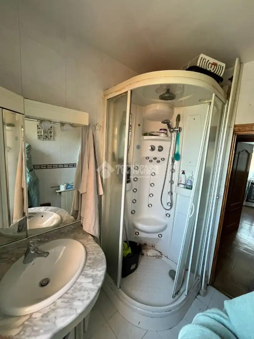 Bathroom of Flat for sale in Madrid  with Air Conditioner and Parquet flooring