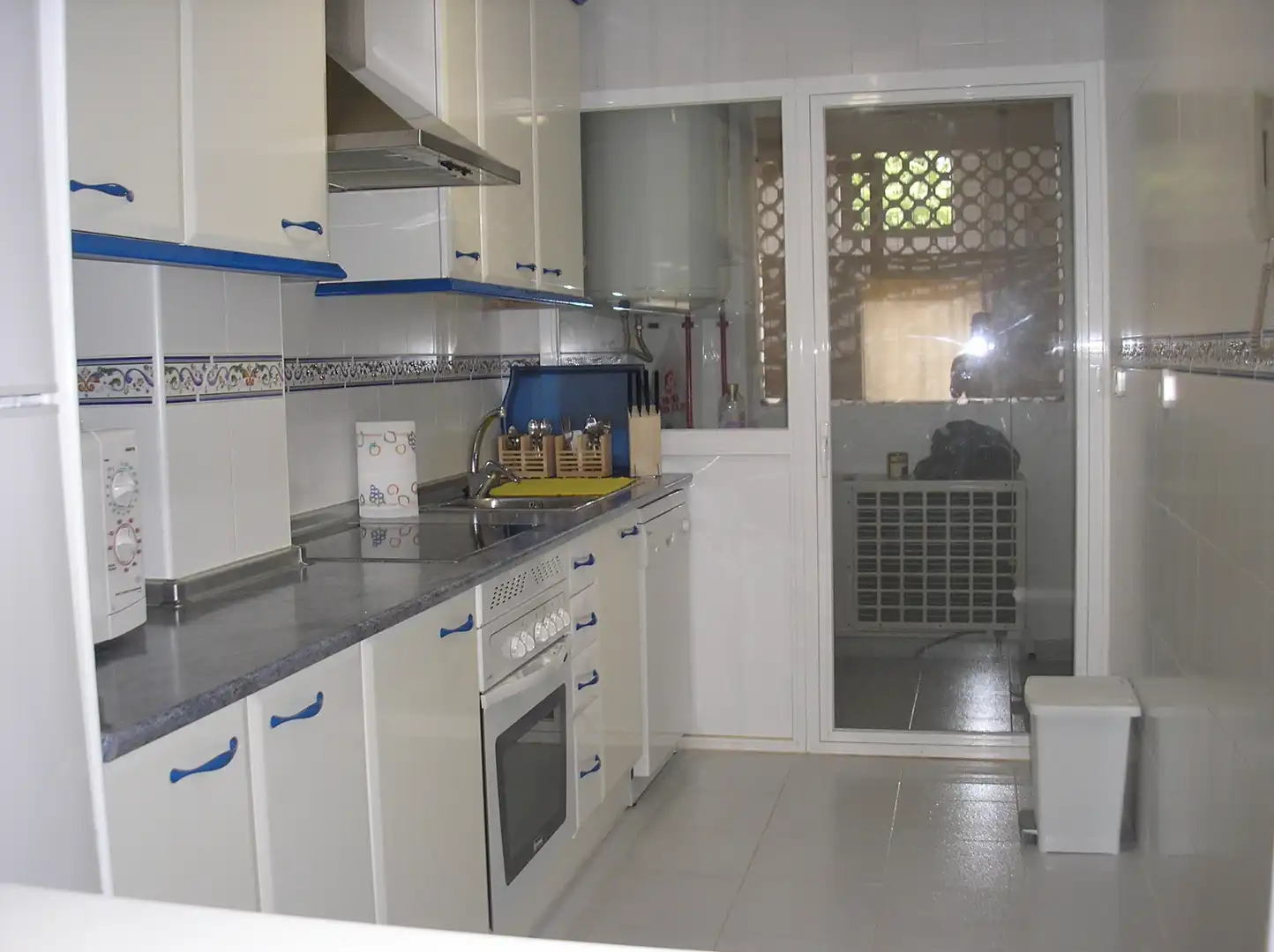 Küche von Wohnung zum Verkauf in Manilva mit Klimaanlage, Terrasse und Möbliert