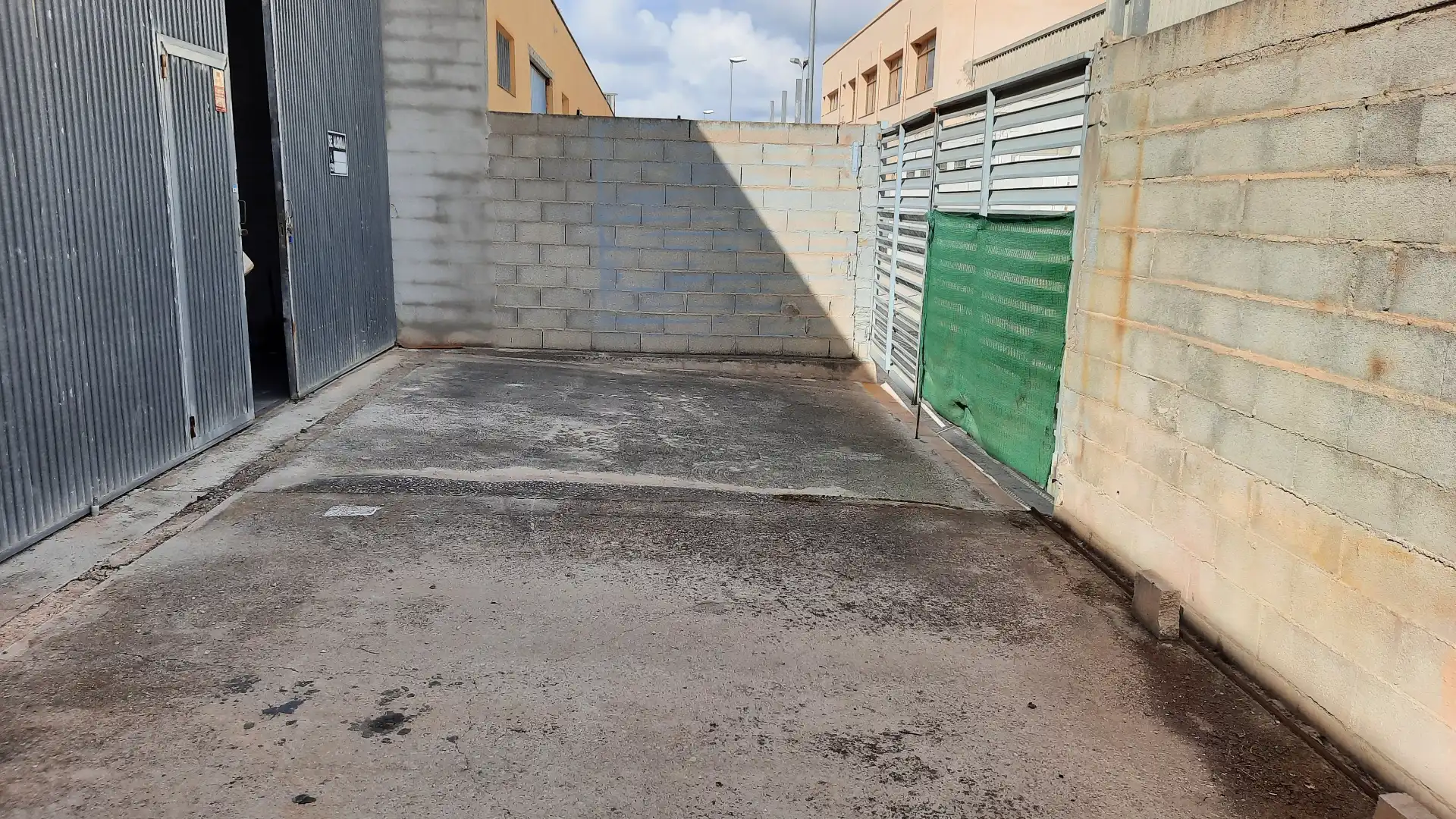 Parkplatz von Fabrikhallen zur Miete in Vinaròs mit Alarm