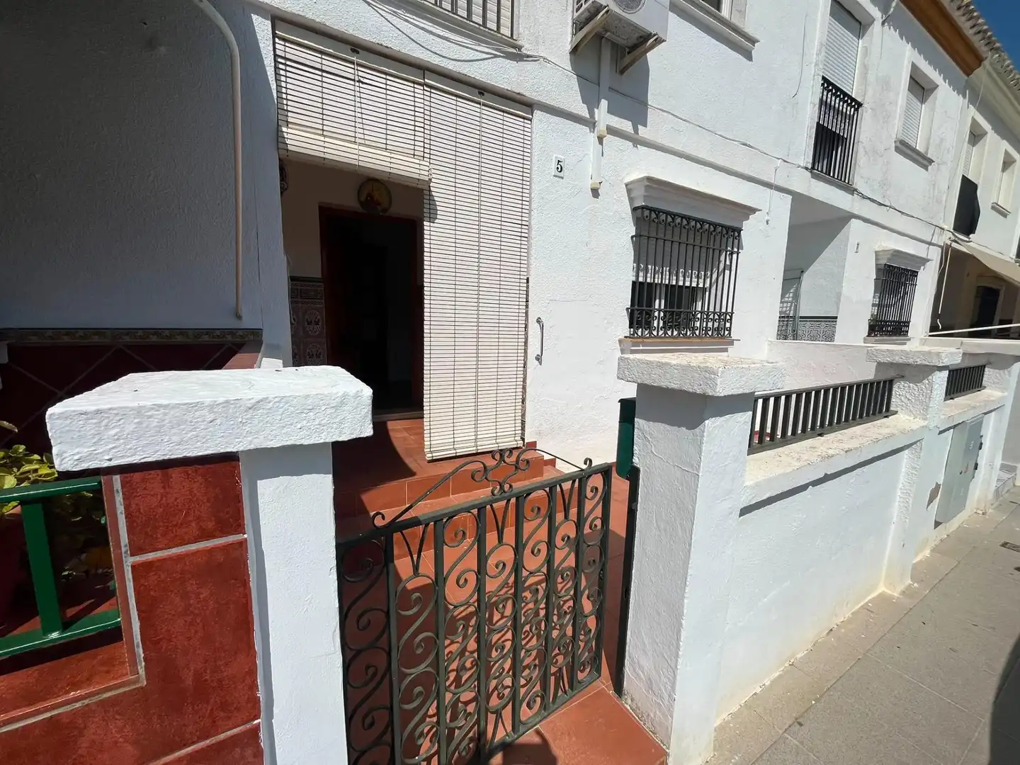 Vista exterior de Casa adosada en venta en Aznalcázar con Aire acondicionado