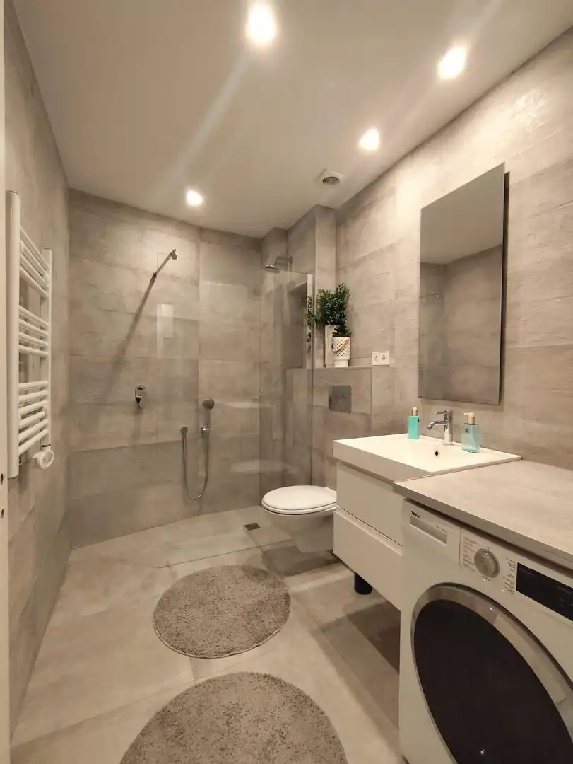 Badezimmer von Wohnungen zur Miete in Santander mit Heizung, Parkett und Möbliert