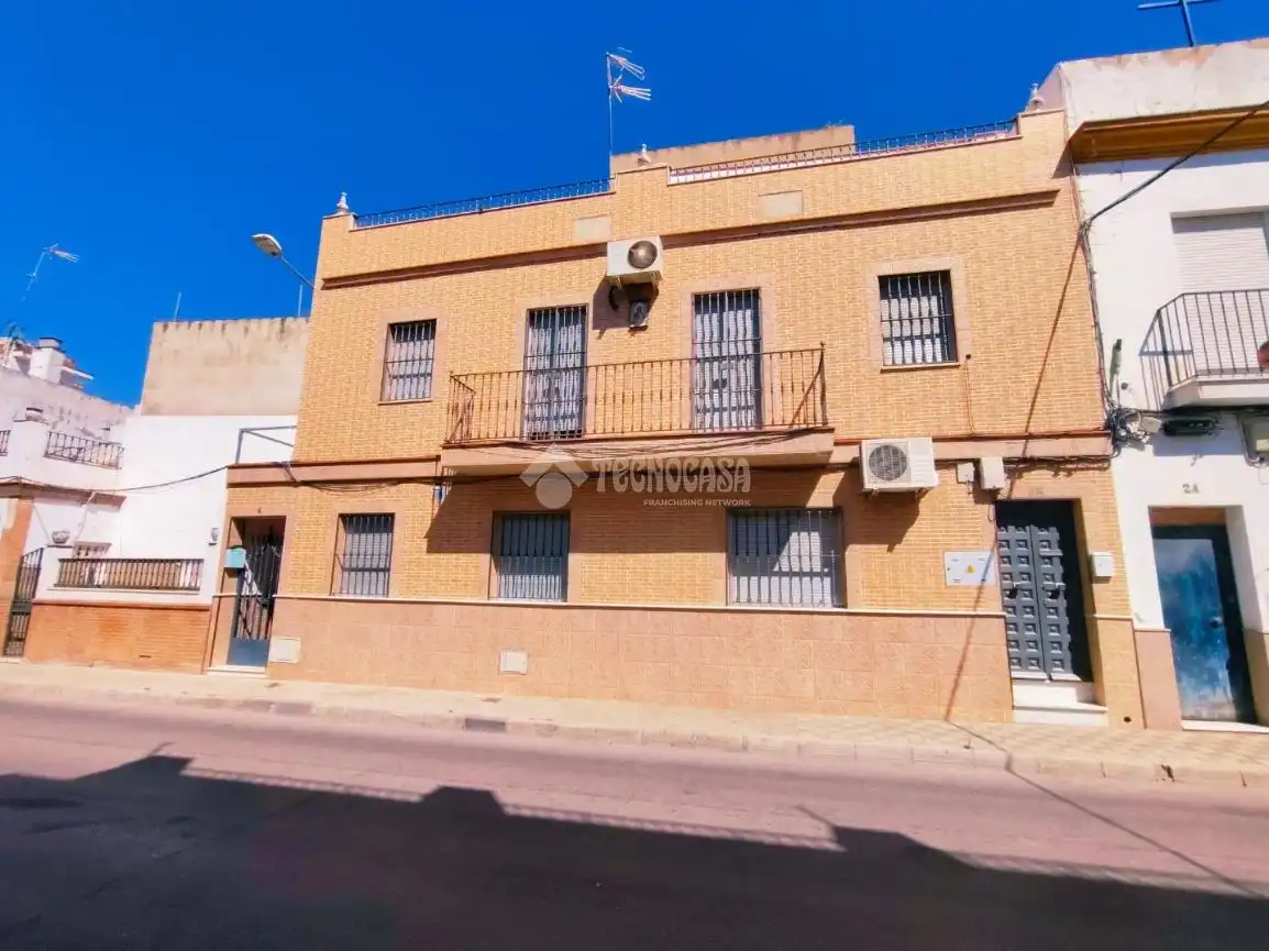 Vista exterior de Piso en venta en Coria del Río