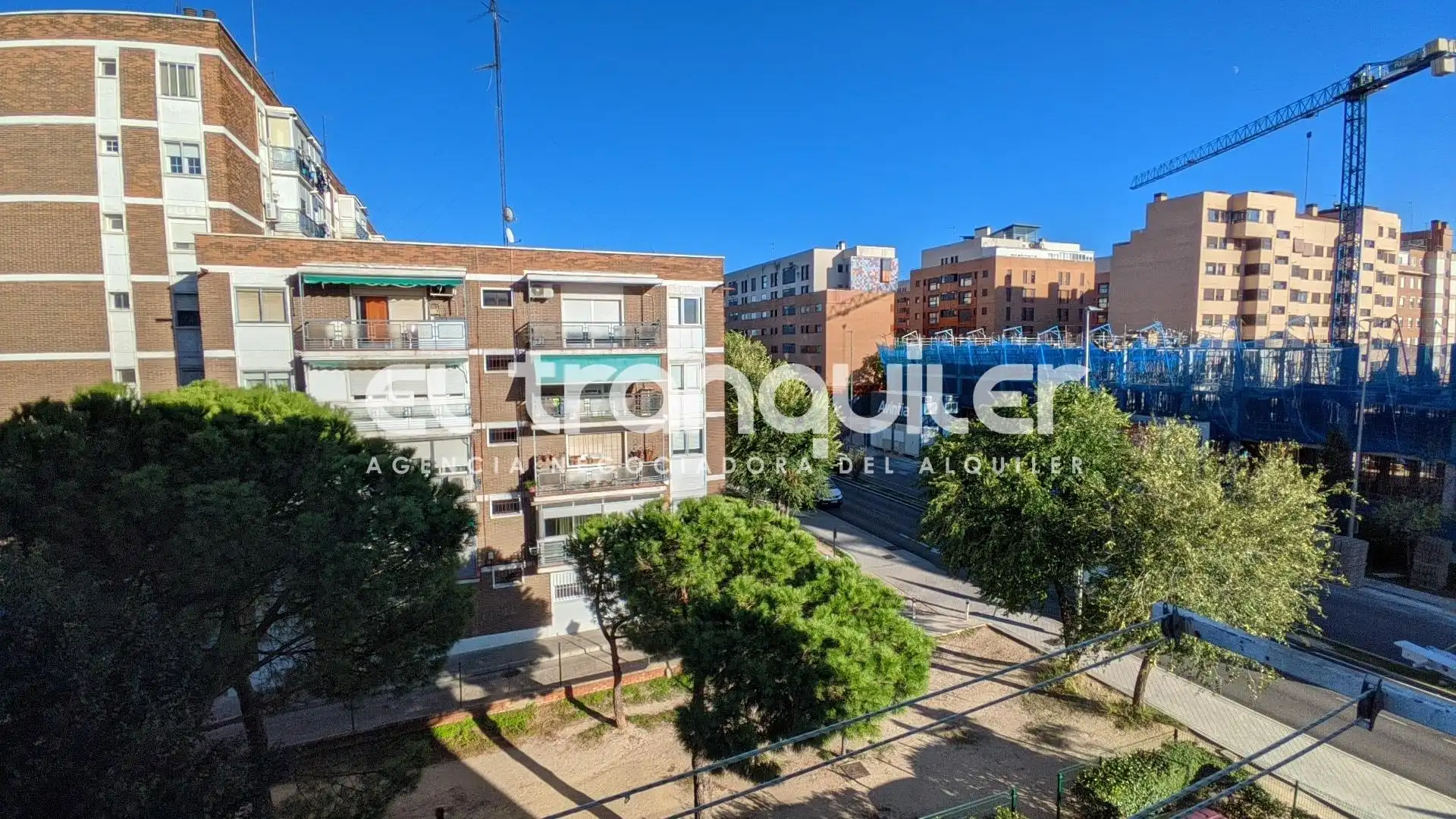 Vista exterior de Pis de lloguer en Madrid amb Terrassa i Moblat