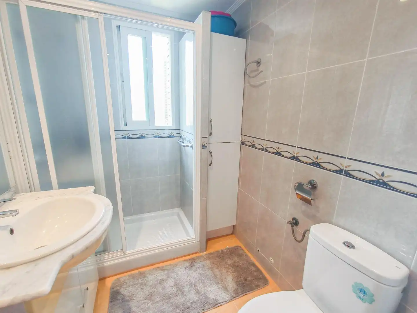 Badezimmer von Wohnung zum Verkauf in Benidorm mit Klimaanlage, Parkett und Terrasse