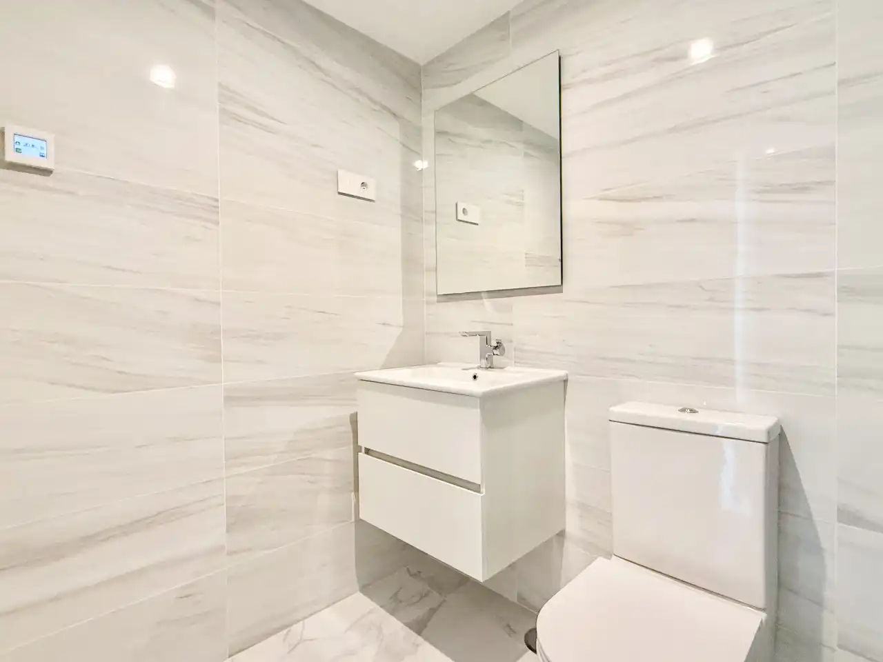 Bathroom of Flat for sale in Torrevieja  with Air Conditioner, Heating and Terrace