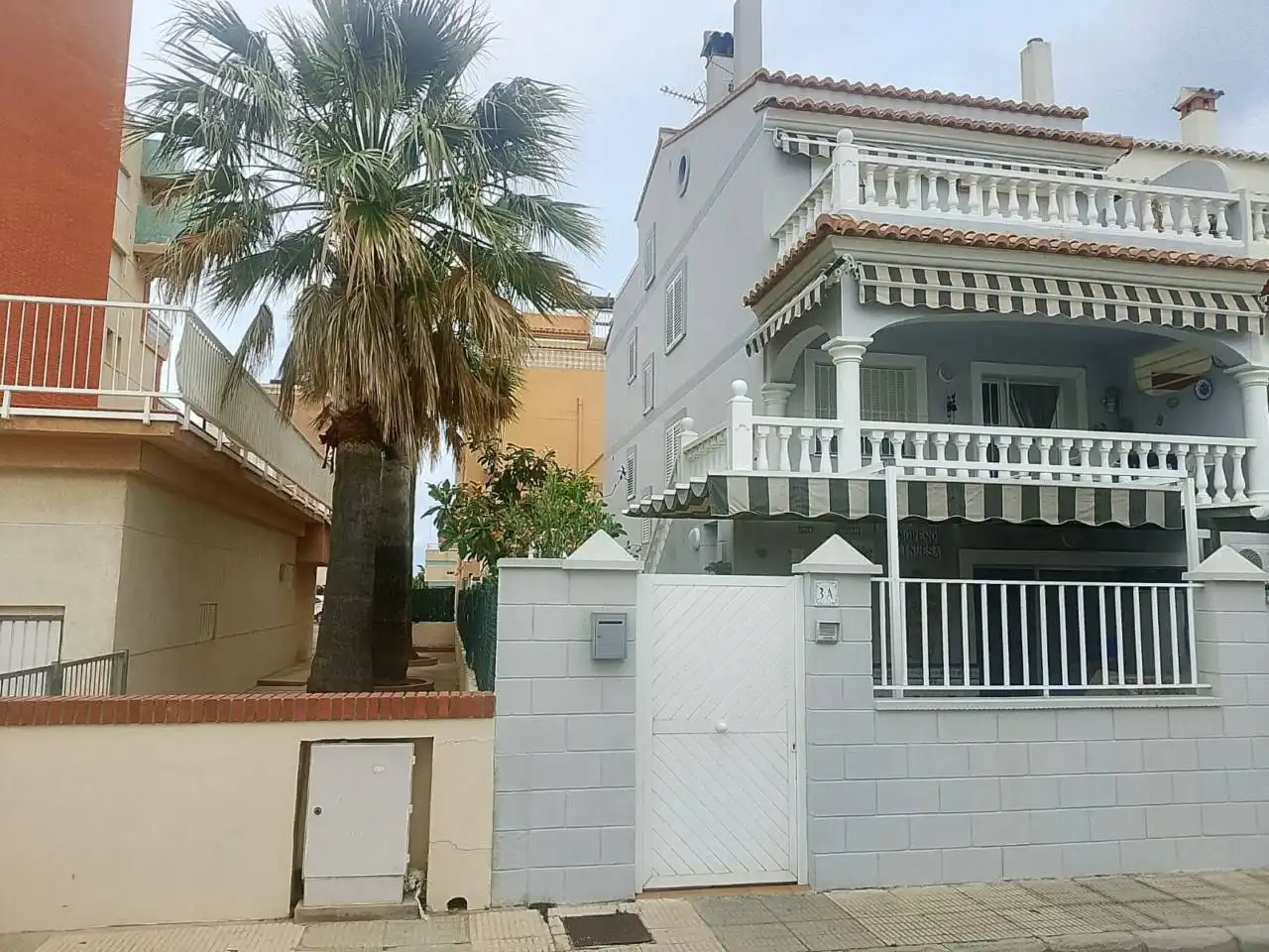 Vista exterior de Casa adosada en venda en Oliva amb Aire condicionat, Calefacció i Jardí privat