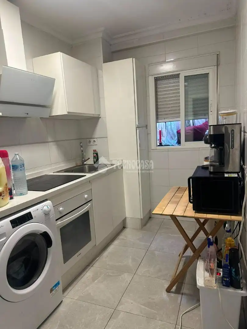 Cuina de Pis en venda en Sevilla amb Aire condicionat, Terrassa i Moblat
