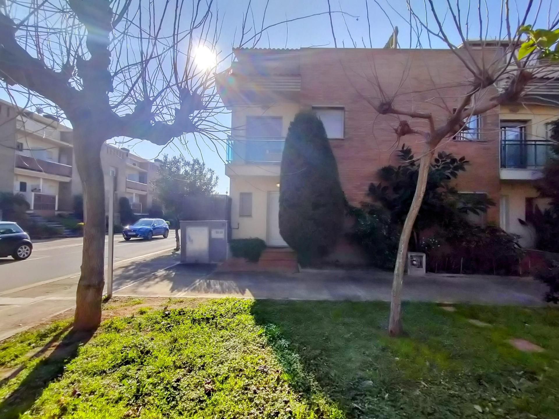 Vista exterior de Casa adosada en venda en El Vendrell amb Calefacció, Jardí privat i Terrassa