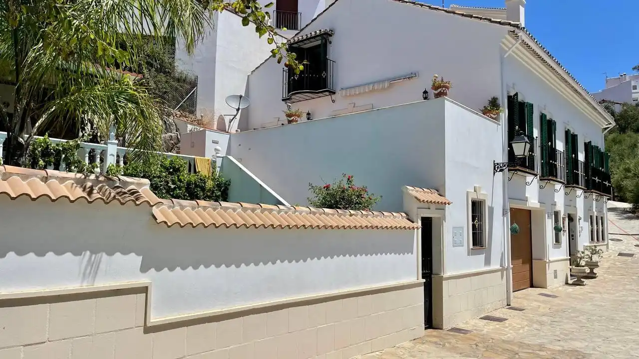 Vista exterior de Casa o xalet en venda en Atajate amb Aire condicionat, Calefacció i Jardí privat